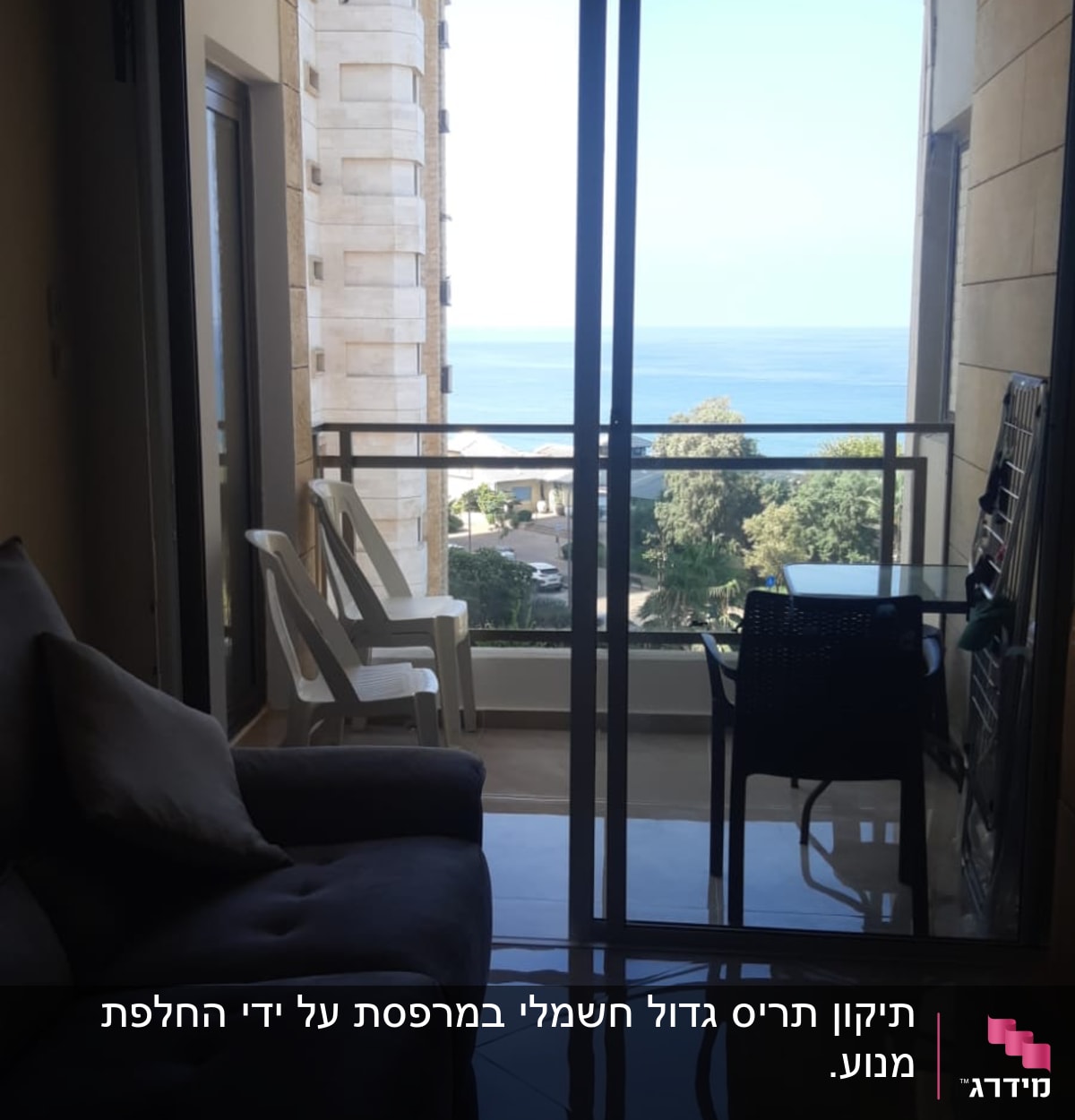 מרפסת עם דלתות זכוכית נפתחות לנוף ים